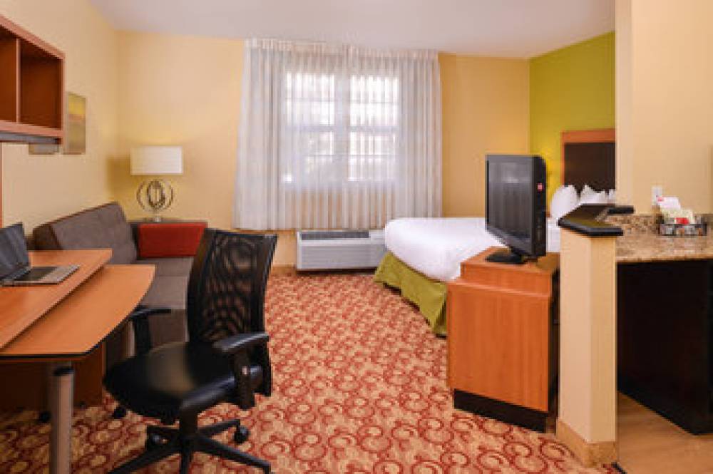 CANDLEWOOD SUITES MIAMI LAKES 8