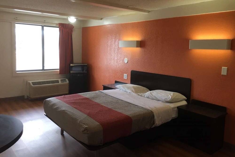 TRAVELODGE BY WYNDHAM BENTON HARBOR 4