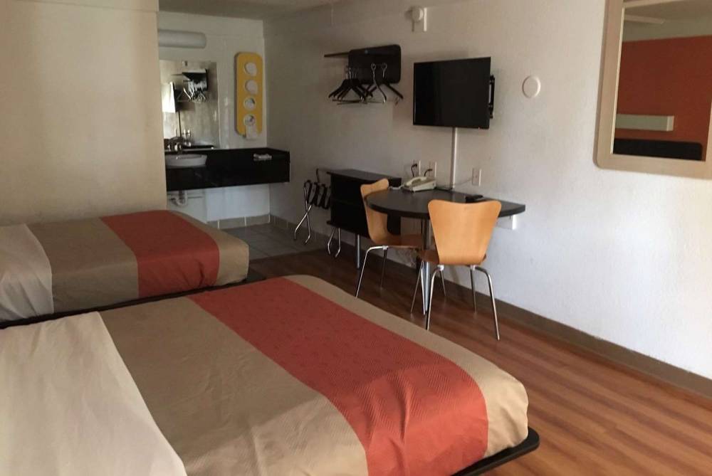 TRAVELODGE BY WYNDHAM BENTON HARBOR 3