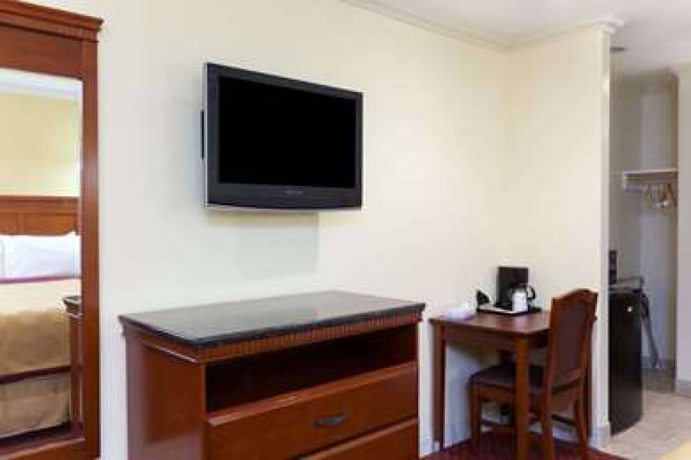 Travelodge By Wyndham, Brea 9