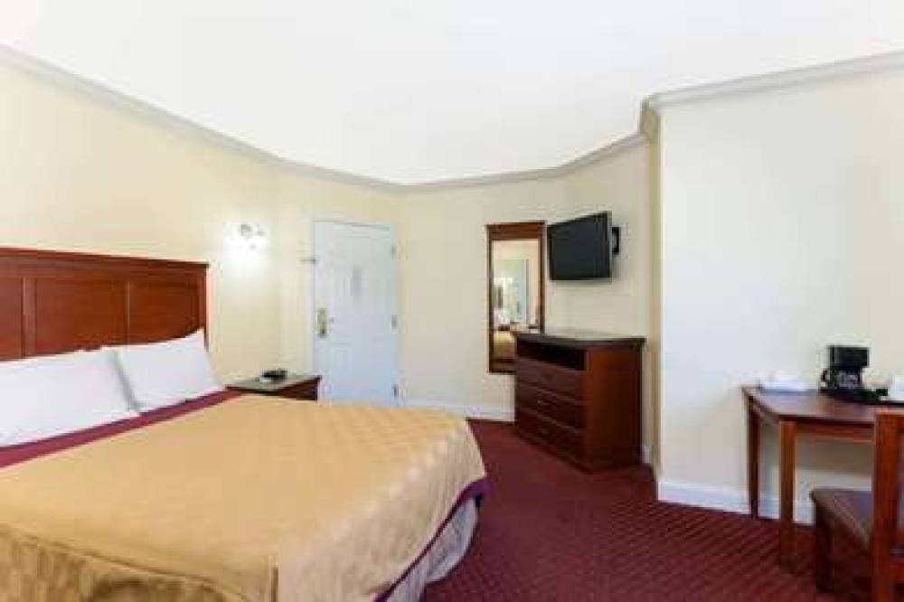 Travelodge By Wyndham, Brea 8