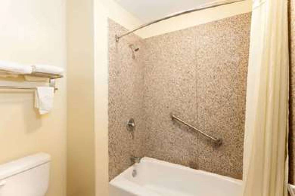 Travelodge By Wyndham, Brea 10