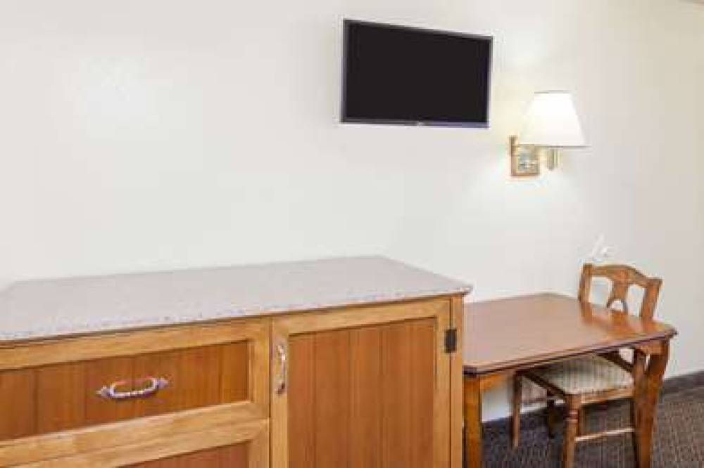 TRAVELODGE BY WYNDHAM FULLERTON NEA 8