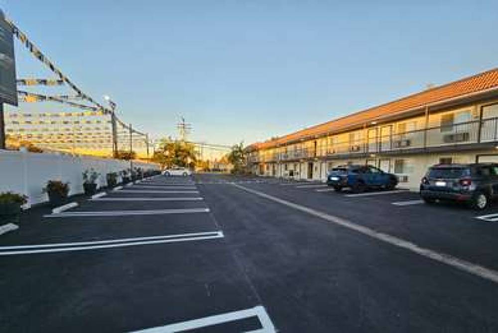 TRAVELODGE BY WYNDHAM FULLERTON NEA 3