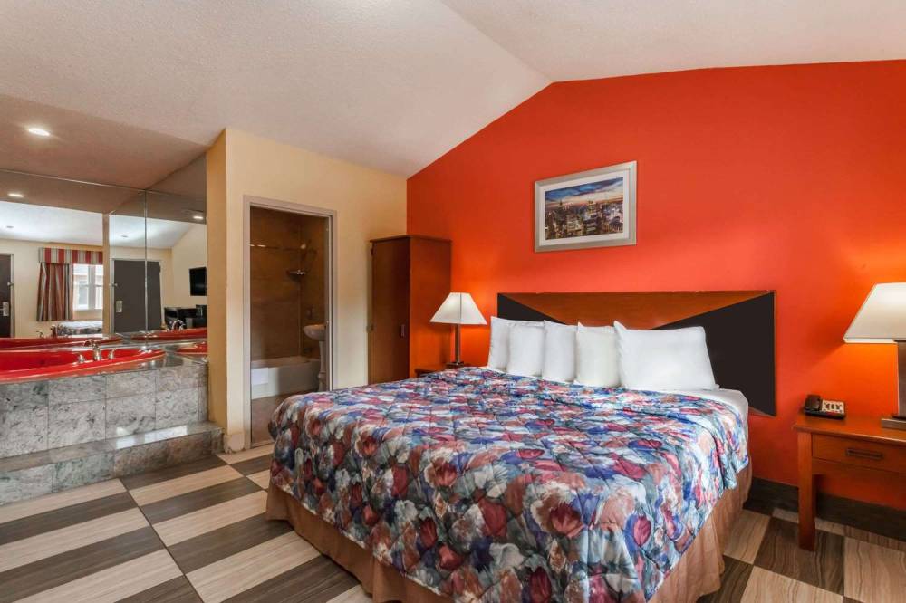 TRAVELODGE BY WYNDHAM JERSEY CITY 4