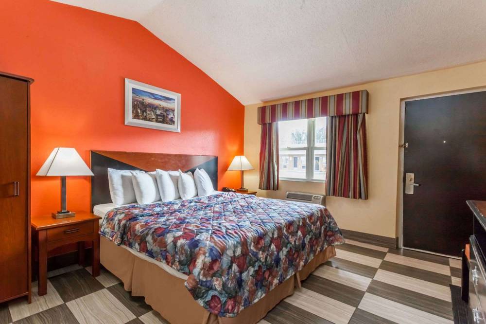 TRAVELODGE BY WYNDHAM JERSEY CITY 10
