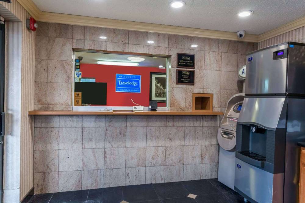 TRAVELODGE BY WYNDHAM JERSEY CITY 9