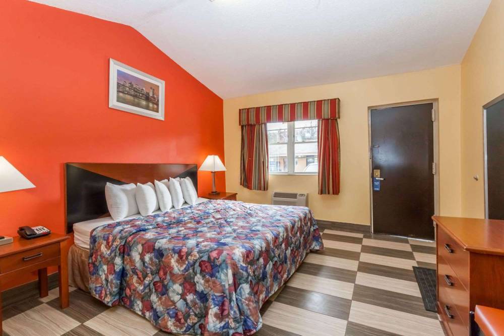 TRAVELODGE BY WYNDHAM JERSEY CITY 8