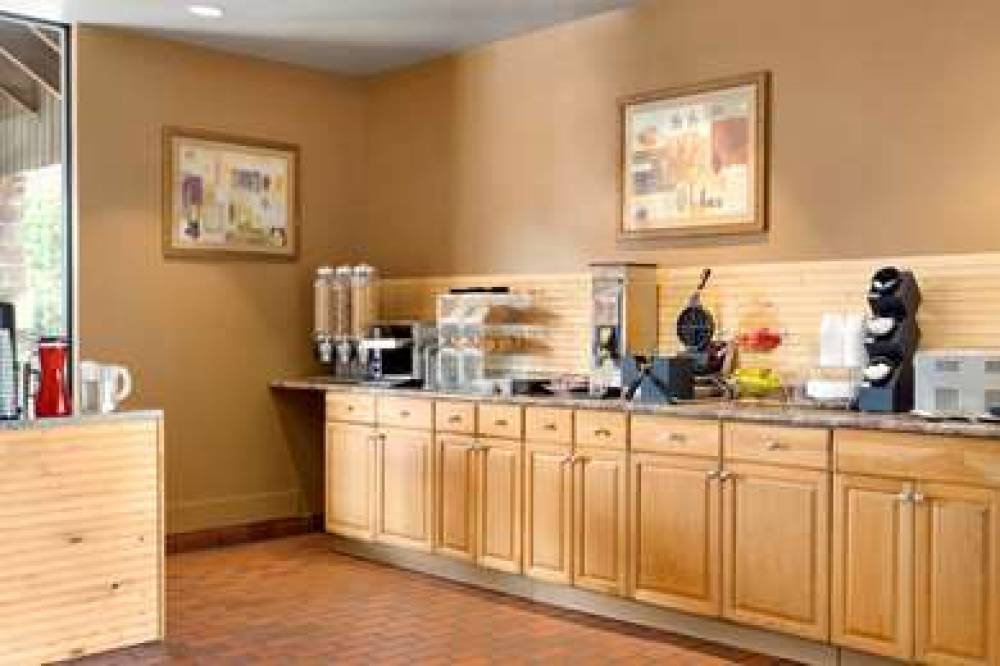 Travelodge By Wyndham, North Bay Lakeshore 1