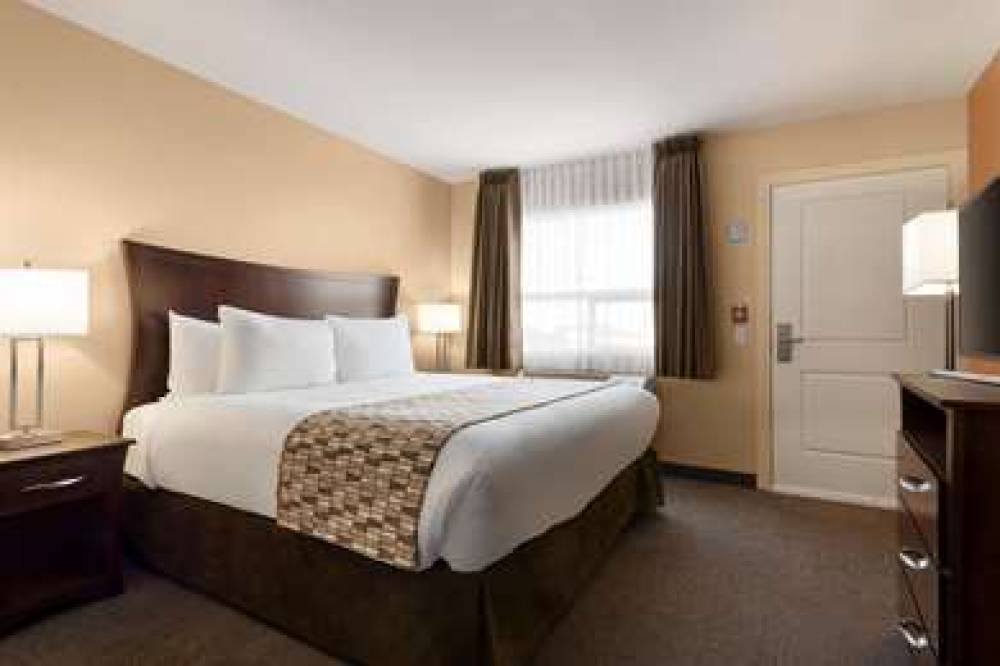 TRAVELODGE BY WYNDHAM PINCHER CREEK 7