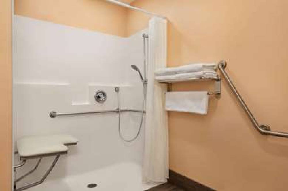 TRAVELODGE BY WYNDHAM PINCHER CREEK 9