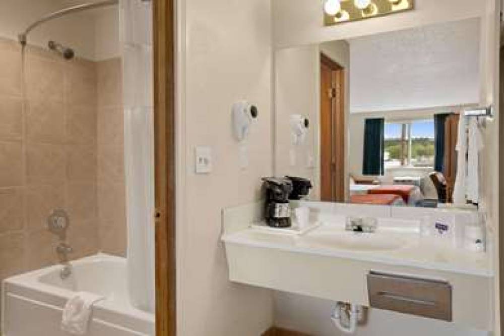 Travelodge By Wyndham Port Of Tacoma WA 7
