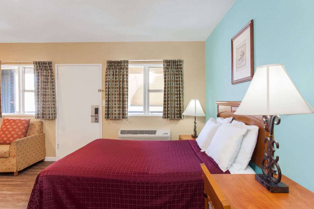 TRAVELODGE BY WYNDHAM SAN DIEGO SEA 7