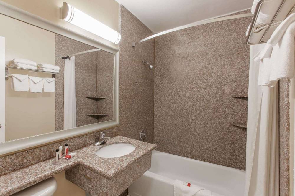 TRAVELODGE BY WYNDHAM SAN DIEGO SEA 8