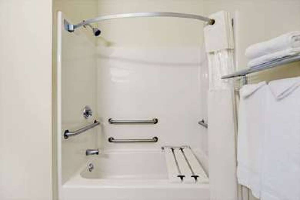 Travelodge By Wyndham St. Louis 9