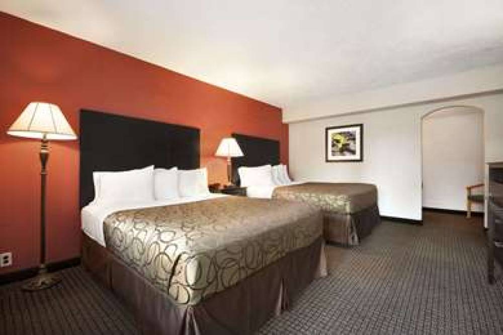 Travelodge By Wyndham, Traverse City MI 5