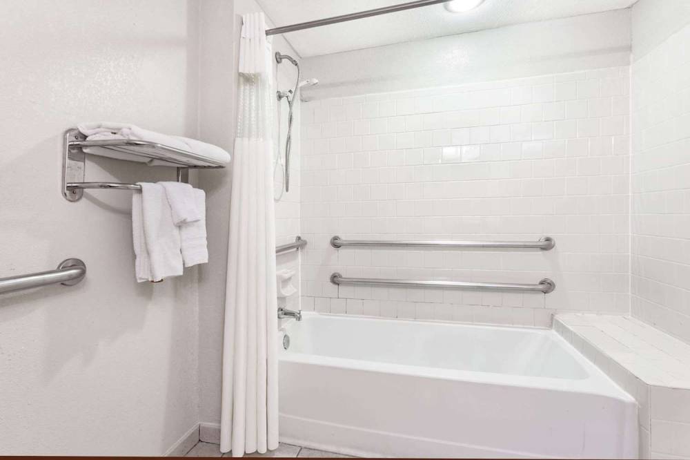 Travelodge By Wyndham Winchester 5