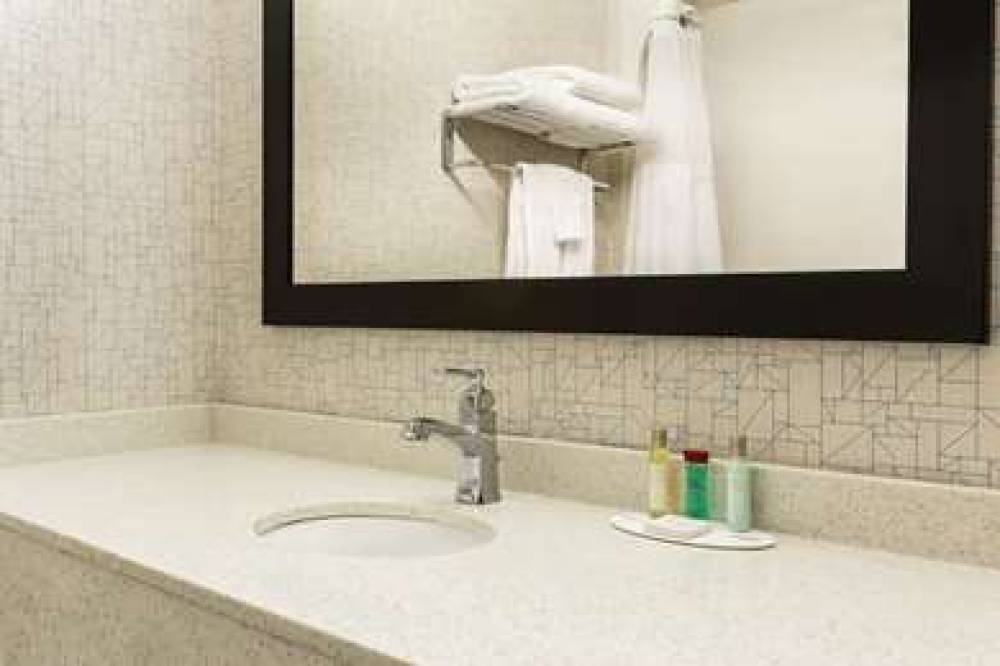 TRAVELODGE BY WYNDHAM WINDSOR 8