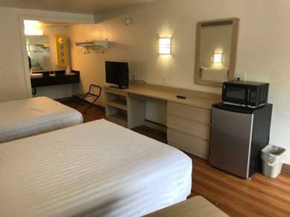 TRAVELODGE FAYETTEVILLE 6
