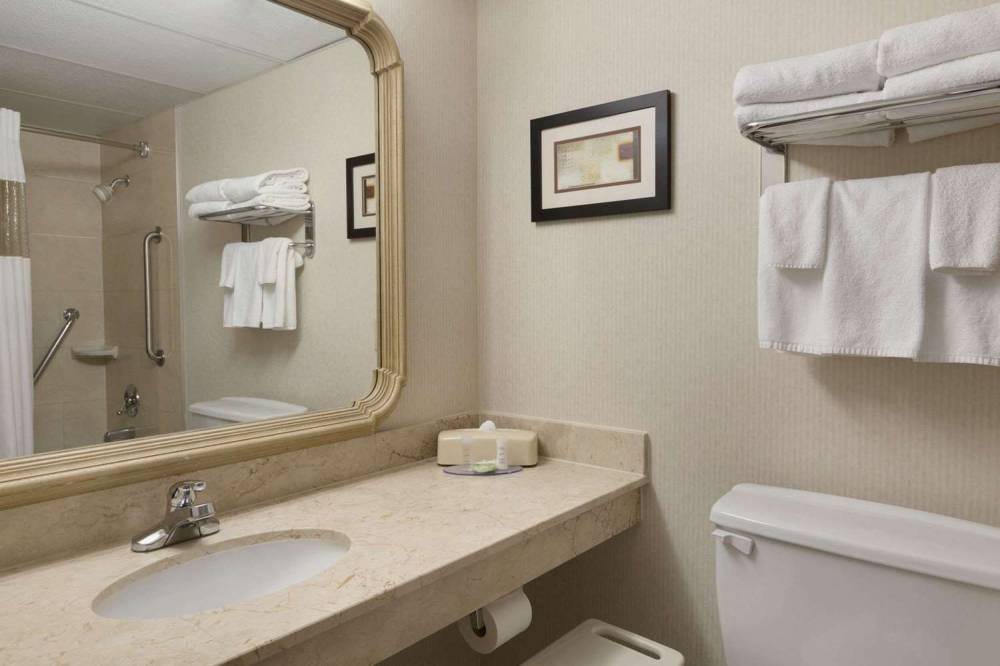 Travelodge Hotel By Wyndham Vancouver Airport 10