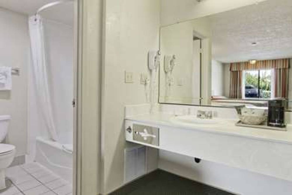 Travelodge Inn & Suites By Wyndham Anaheim On Disneyland Dr 10