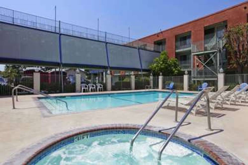Travelodge Inn & Suites By Wyndham Anaheim On Disneyland Dr 6