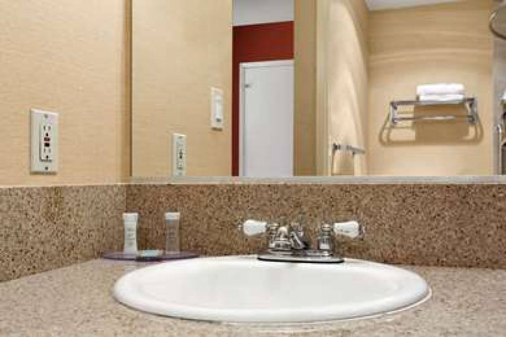 Travelodge Inn & Suites By Wyndham Gardena CA 6