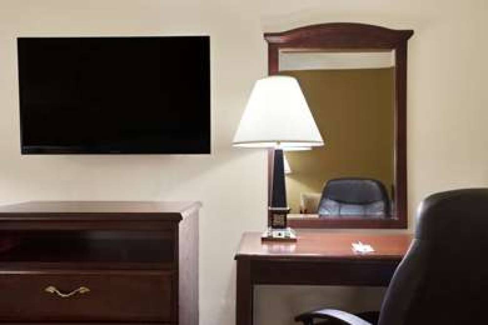 TRAVELODGE LA PORTE MICHIGAN 4