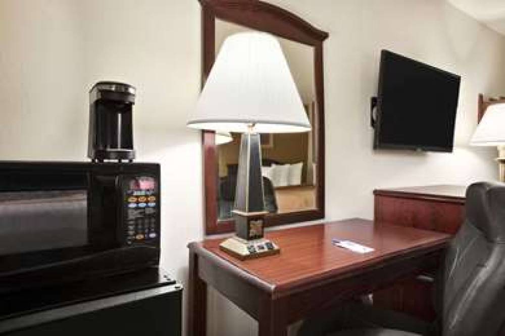 TRAVELODGE LA PORTE MICHIGAN 10