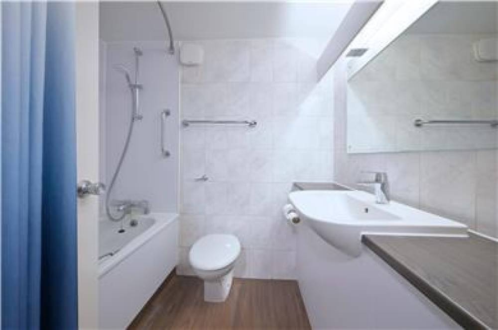 TRAVELODGE LANGLEY 9