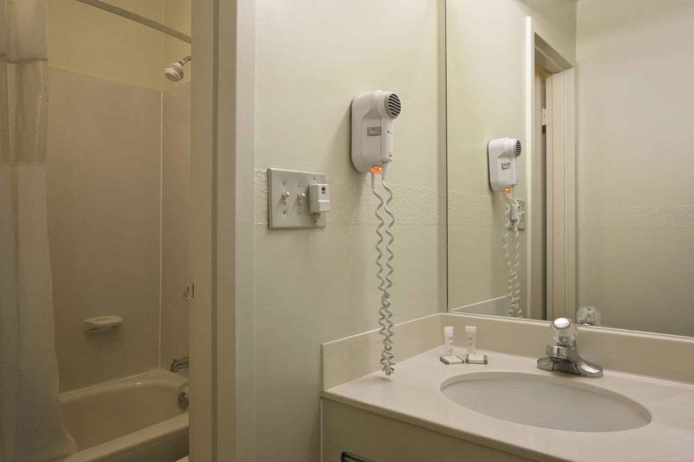 TRAVELODGE LANSING IL 4