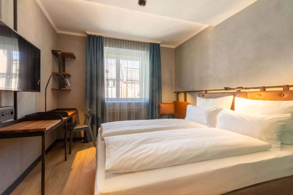 UNSOELDS FACTORY HOTEL 5