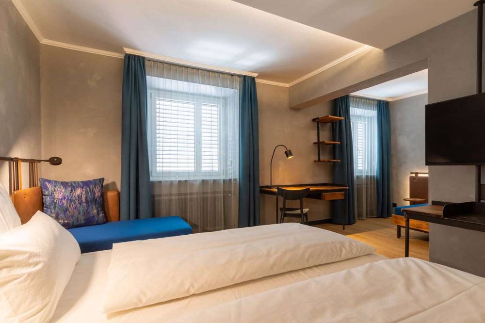 UNSOELDS FACTORY HOTEL 9