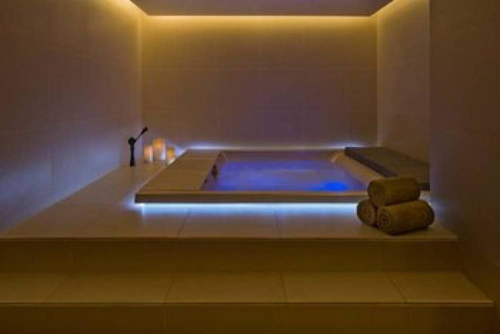 VOCO WEST BAY SUITES 3