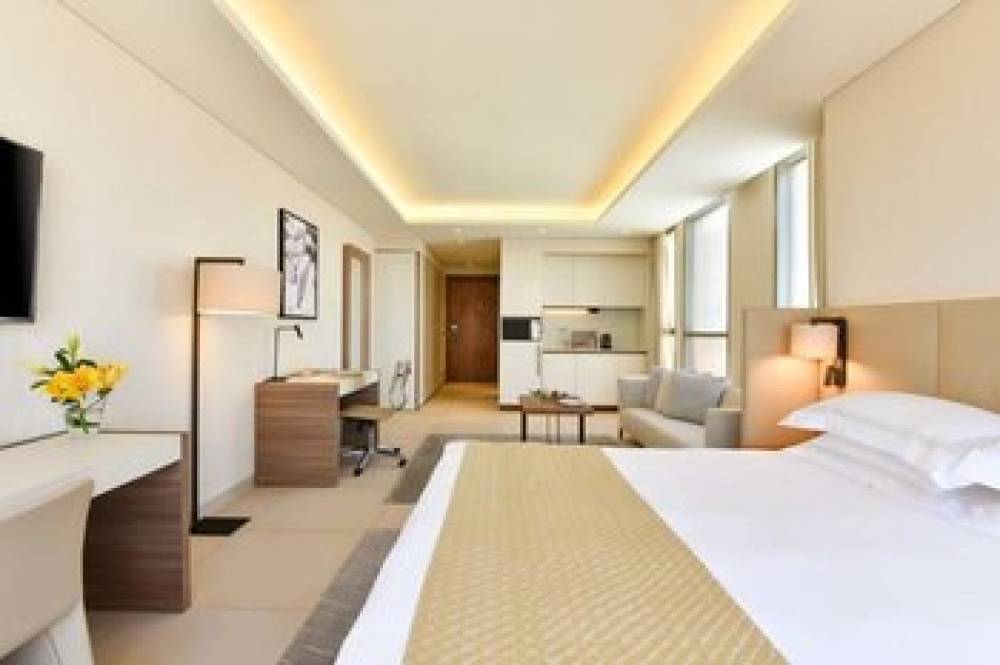 VOCO WEST BAY SUITES 8