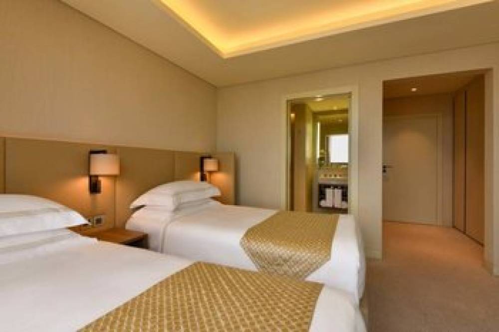 VOCO WEST BAY SUITES 9