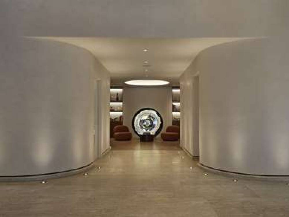 VOGUE HOTEL MONTREAL DOWNTOWN CURIO 2