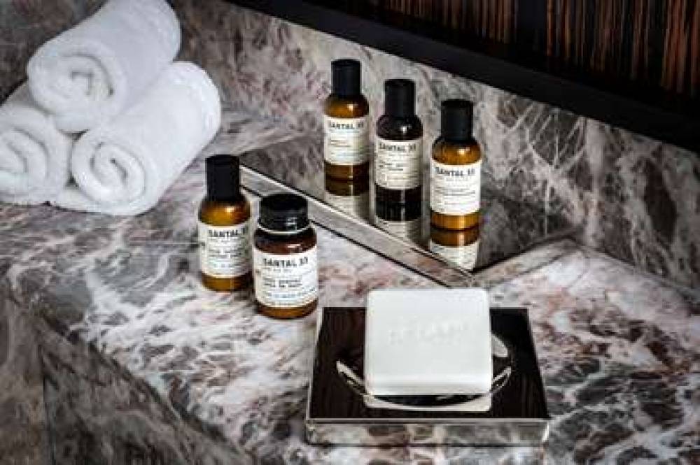 VOGUE HOTEL MONTREAL DOWNTOWN CURIO 10