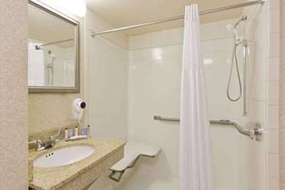 WINGATE BY WYNDHAM CHARLOTTE AIRPOR 10