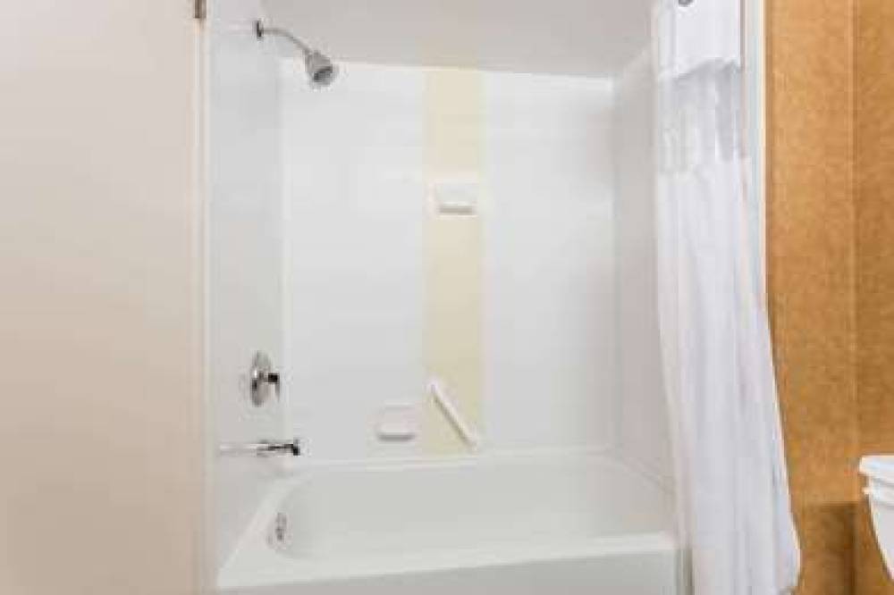 Wingate By Wyndham Greenville Airport 9