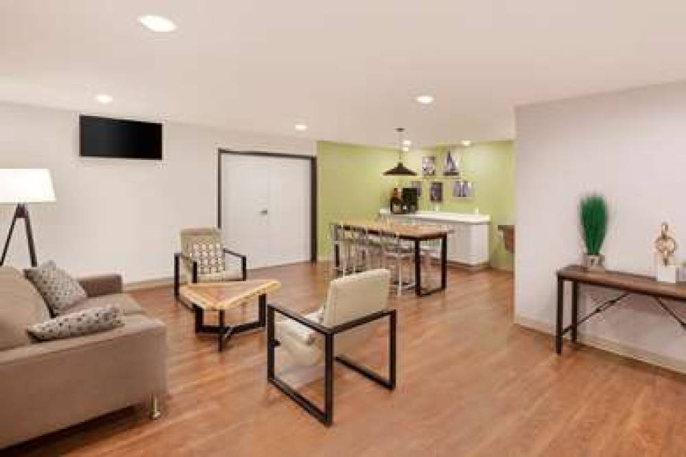 WOODSPRING SUITES LAS COLINAS 9