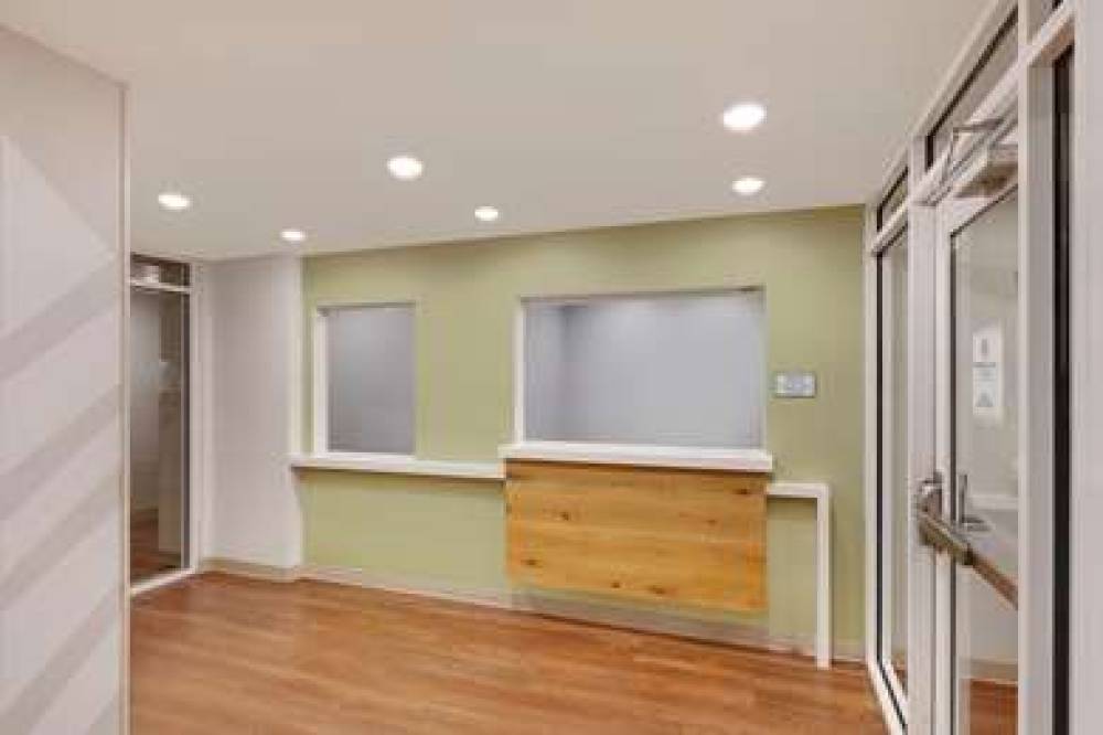 WOODSPRING SUITES LAS COLINAS 5