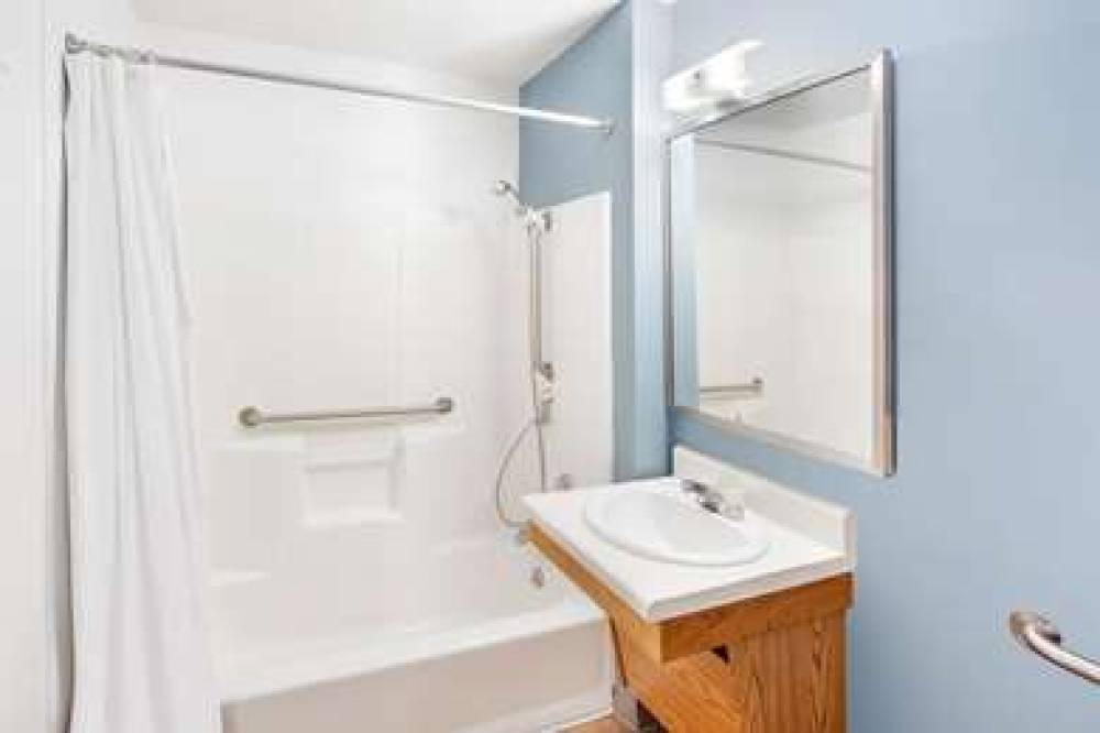 WOODSPRING SUITES PHARR 9