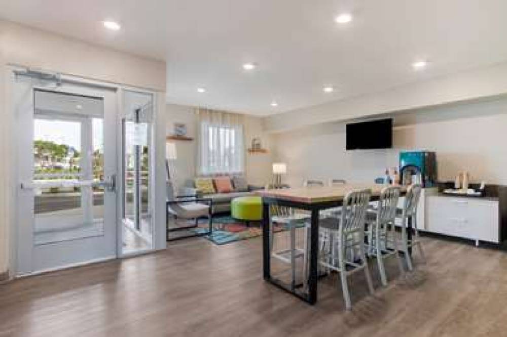 WOODSPRING SUITES TAMARAC 7